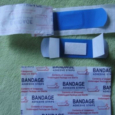 L'AIDS di banda adesivo rilevabile medico blu protegge le ferite