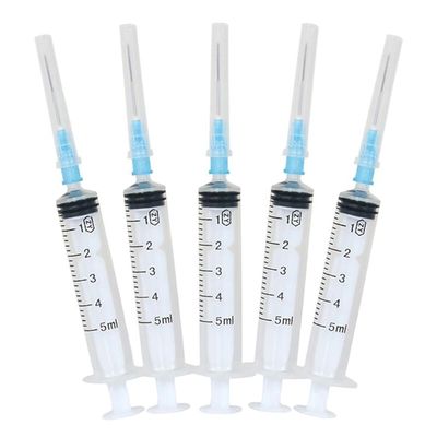 Siringhe 5ml ed aghi eliminabili per uso medico
