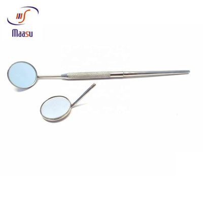Esame che ingrandice le teste dentarie dello specchio di bocca con la maniglia