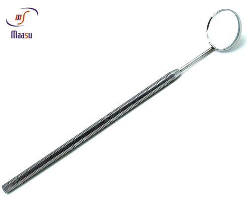 Esame che ingrandice le teste dentarie dello specchio di bocca con la maniglia