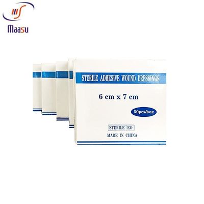 Cuscinetto adesivo sterile non tessuto 10x10cm di fasciatura